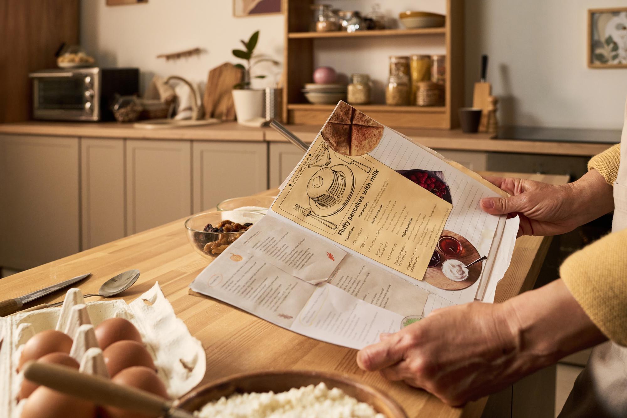 Wnętrze pracowni kuchennej z planem menu
